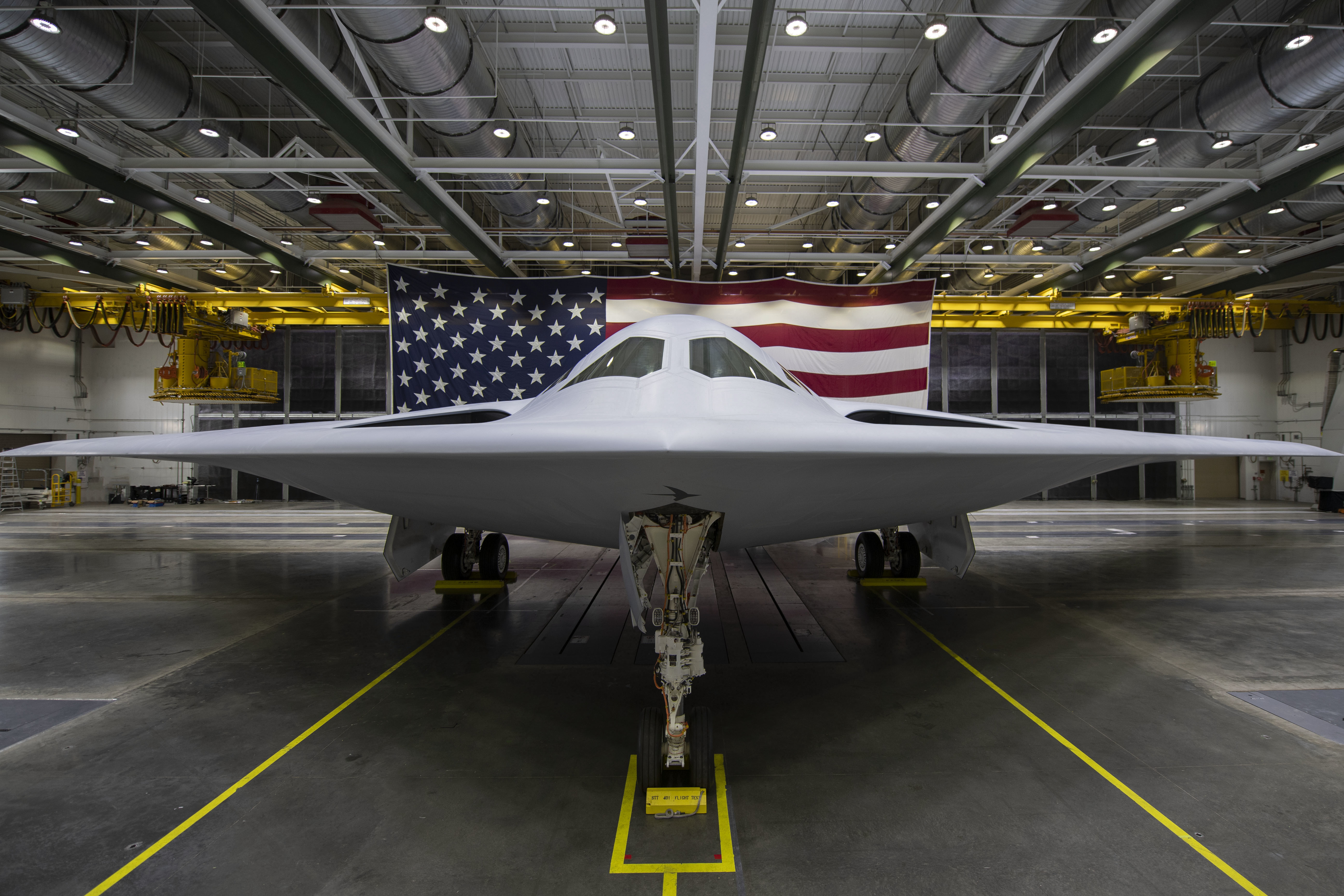 B-21 突襲者隱形轟炸機去年12 月在加州帕姆代爾公開亮相，直到今年11月10日首飛。圖/取自美國空軍