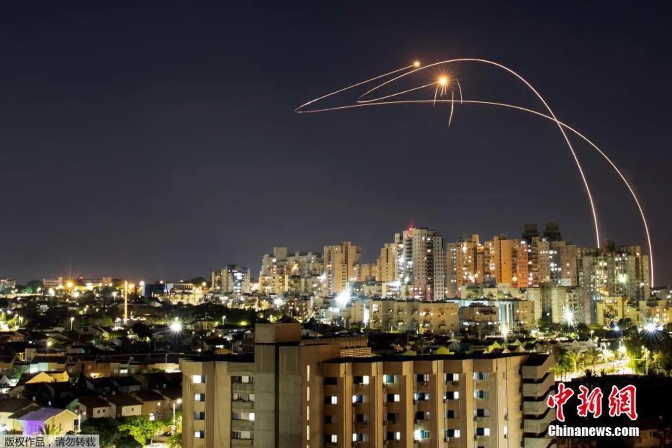 以色列「鐵穹」防空系統攔截從加薩地帶向以色列阿什凱隆發射的火箭彈。圖／取自中新社