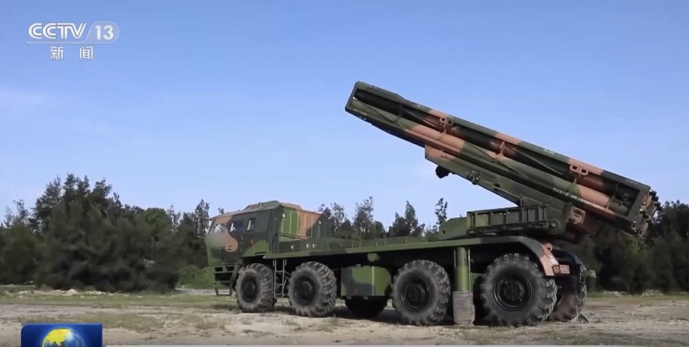 解放軍191型火箭炮機動性強。圖/取自央視截圖