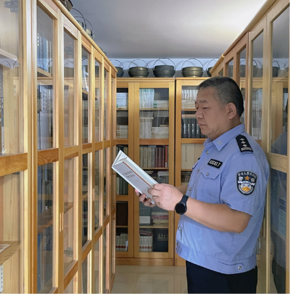 丁力與家中藏書。圖／取自新華每日電訊