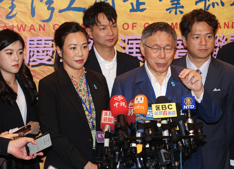 吳欣盈(左2)最近的發言令不少支持者錯愕，專家分析這將讓柯文哲不知所措。圖/中央社