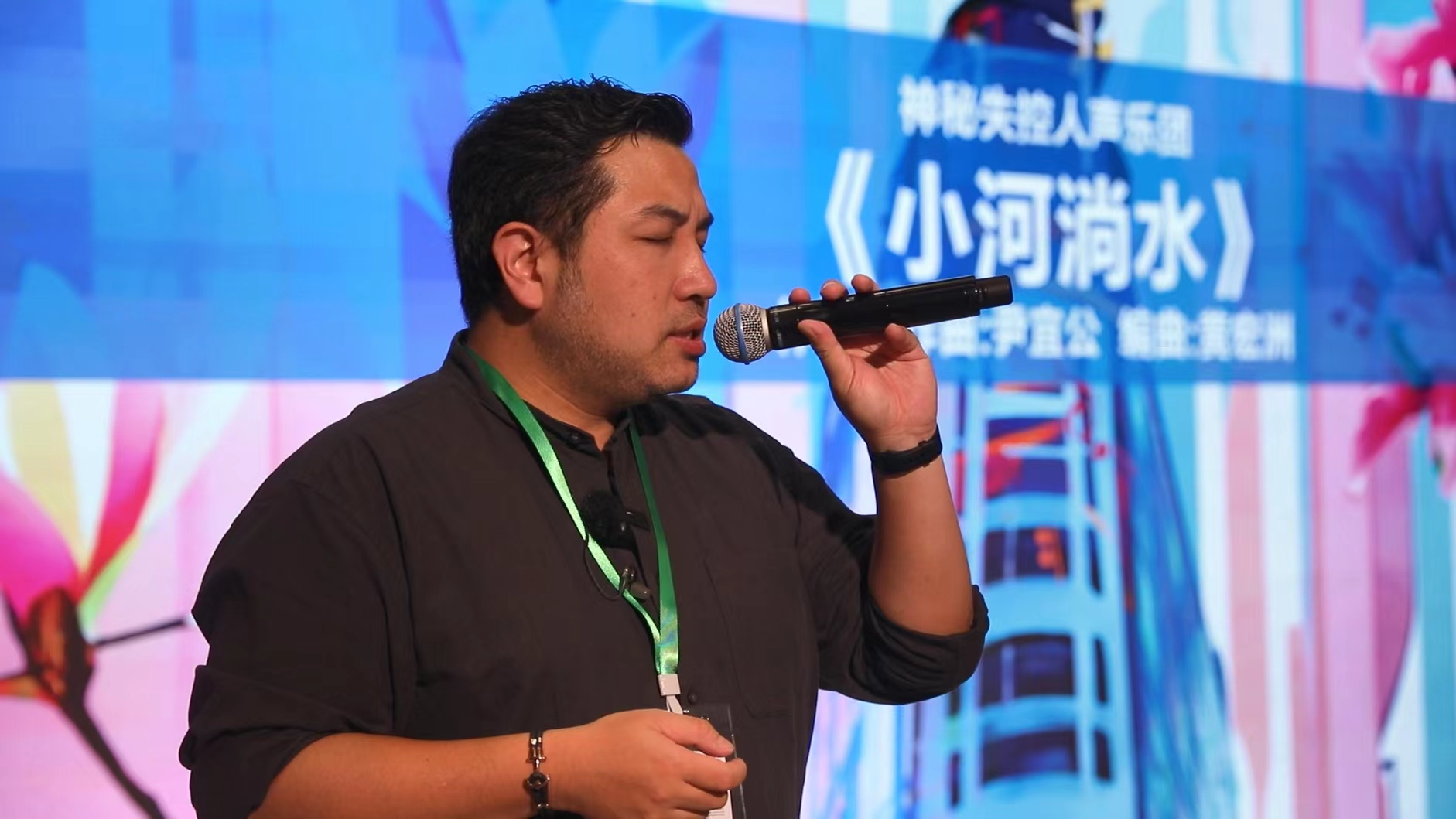 目前擔任上海阿卡貝拉中心執行長的陳午明在台上演出。圖／陳聰瑤攝