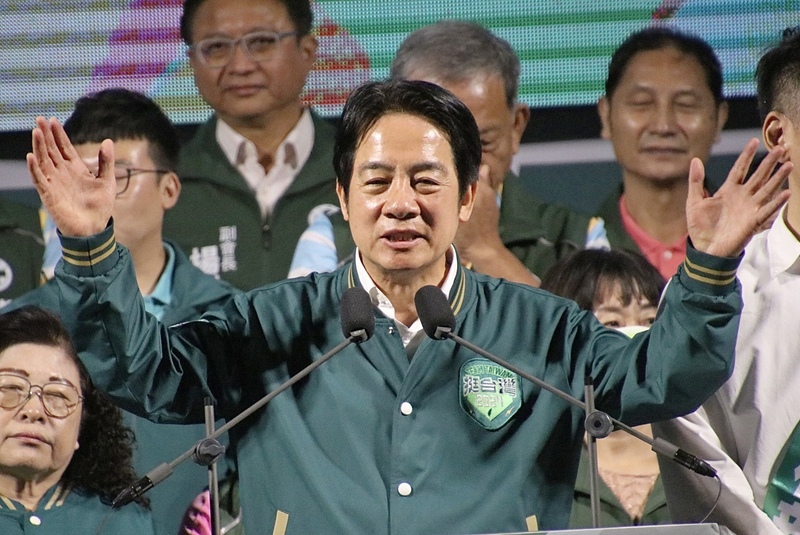 民進黨總統候選人賴清德1日晚間到高雄助選時重申，面對中國威脅，台灣要自立自強；台灣前途只有台灣人能決定。（圖/中央社）