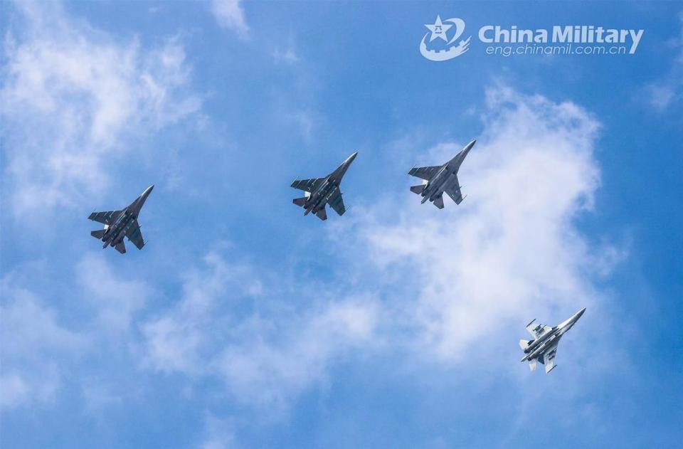 中國空軍4架殲-16戰鬥機，掛載了10枚空–空訓練彈。圖/取自中國軍網