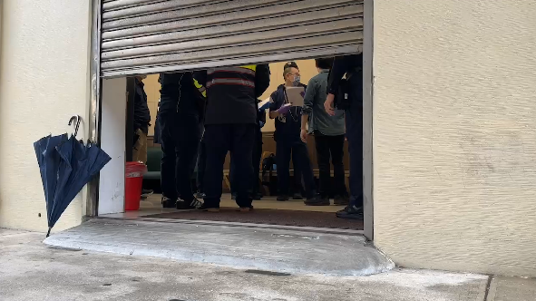 汐止一棟透天厝發生雙屍割喉命案，檢警相驗遺體後研判，應該是丈夫先將妻子割喉殺害後再自戕身亡。圖/翻攝畫面