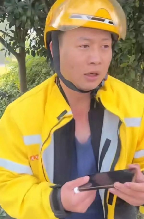 英勇跳橋救人的外賣小哥周海。圖/取自視訊截圖