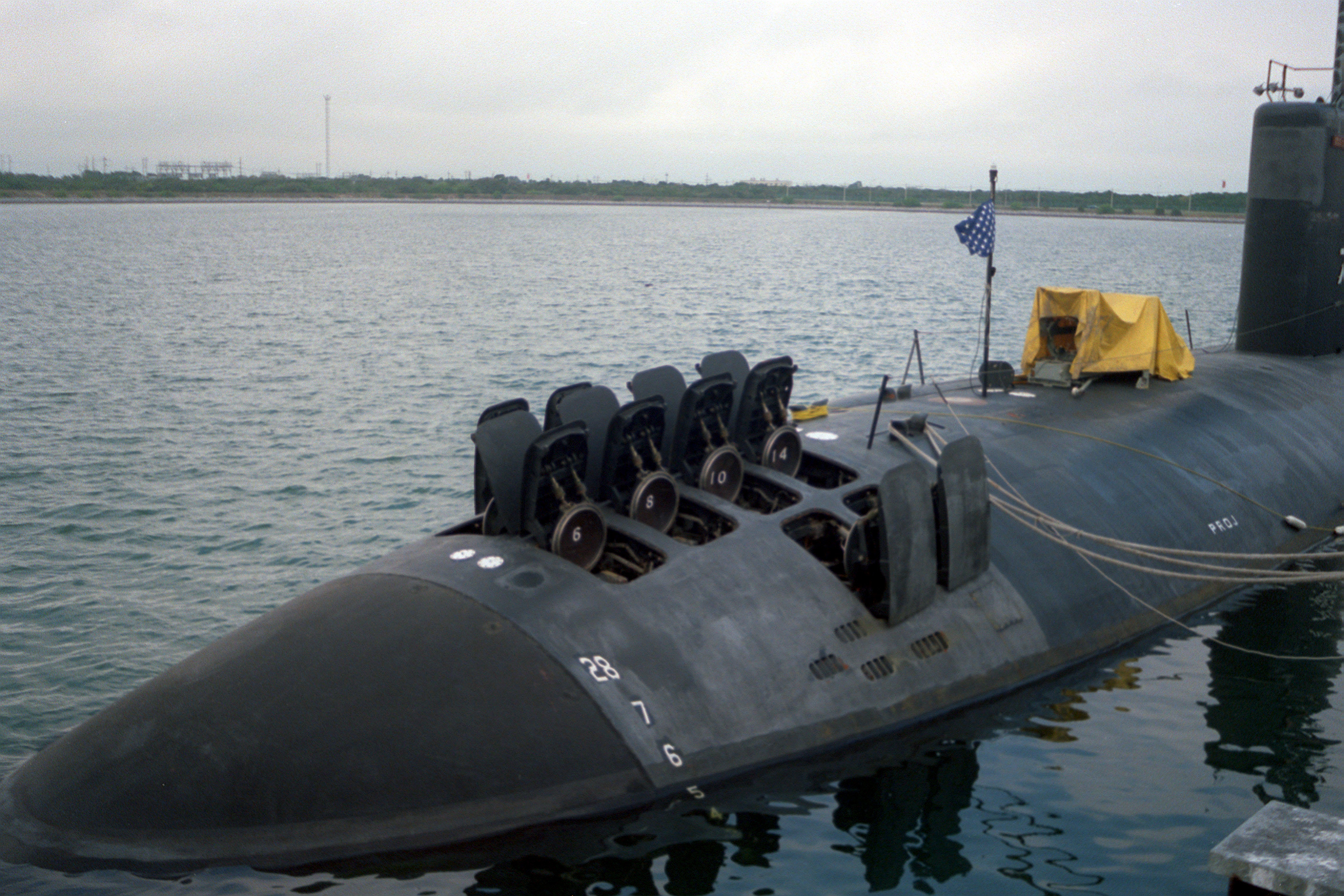 美國聖塔菲號核動力攻擊潛艦 (SSN-763) 前方的左舷船頭視圖。戰斧飛彈的 Mark 36 垂直發射系統 (VLS) 的艙門處於開啟位置。圖/取自美國海軍