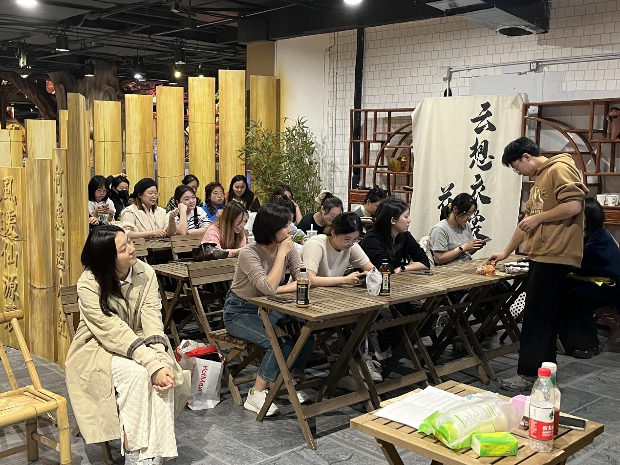 2023年11月2日，北京雙井「京城夜校」陶藝課現場。圖／中新社記者胡默達 攝