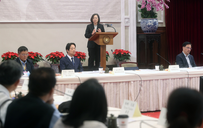 又賣芒果乾，蔡總統稱國民黨勝選就是一國兩制勝選。（圖/取自中央社）