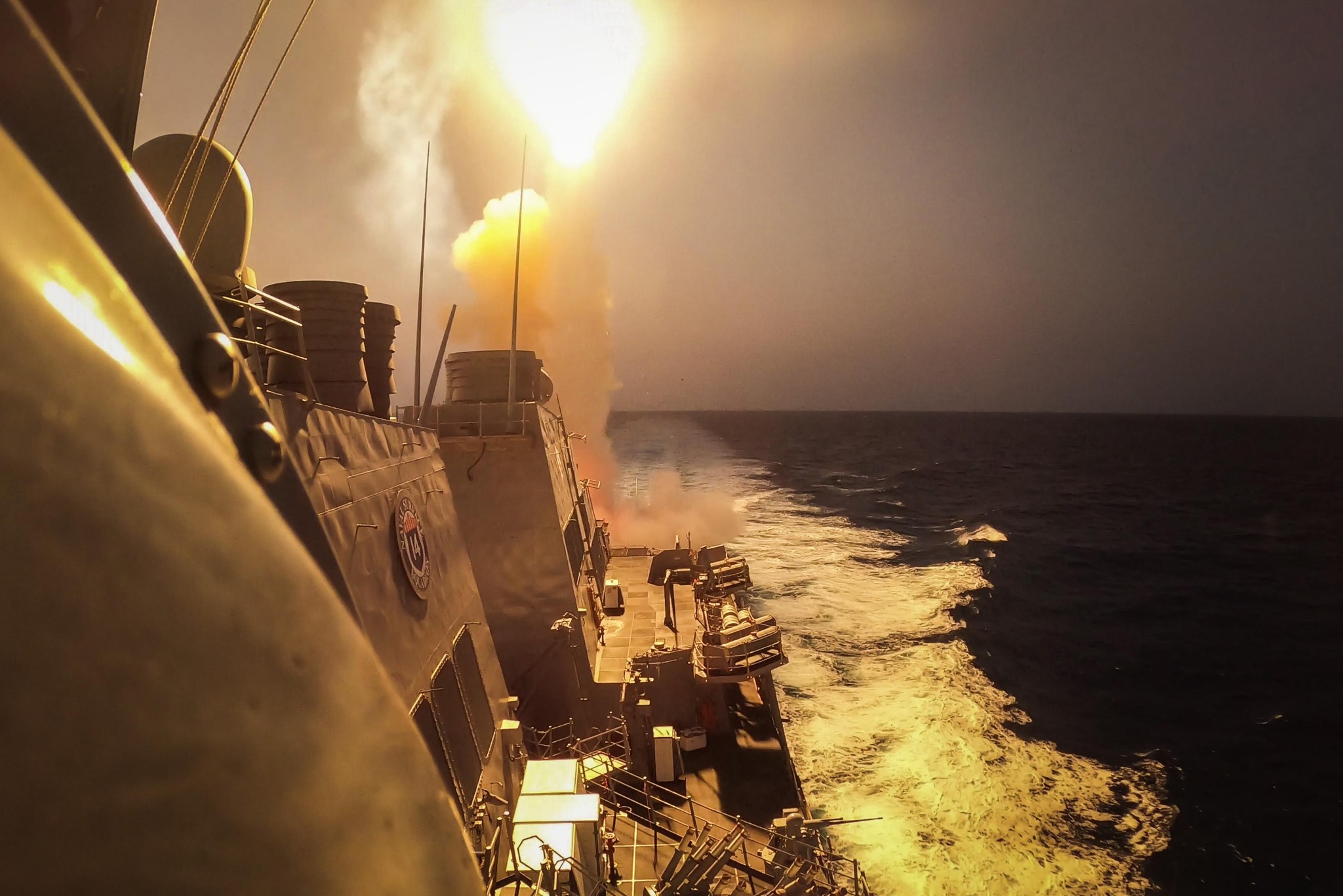 美艦卡尼號（USS Carney）曾在紅海攔截多枚「青年運動」所發射的飛彈和無人機。圖/取自USS Carney臉書