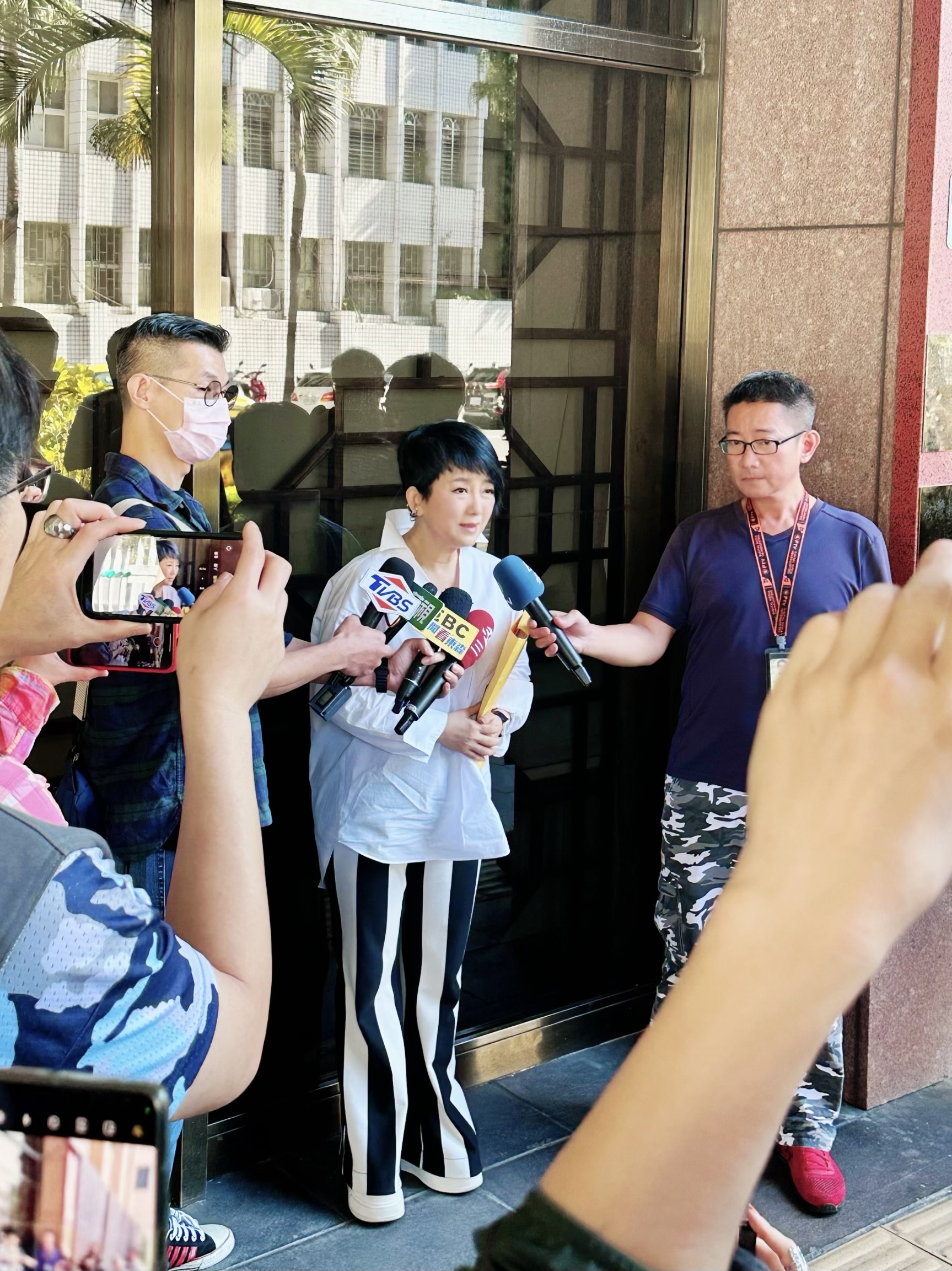 周思潔今日赴台北地院控告小蟲（陳煥昌）民事返還違約金1000萬。圖/萊格悠提供
