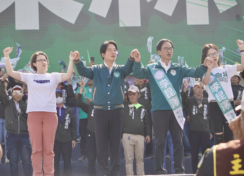 民進黨總統候選人賴清德與副手蕭美琴（前左）10日南下高雄市，為自家立委候選人站台。圖/中央社