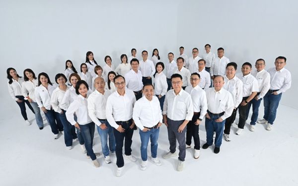 國民黨黨主席朱立倫偕總統候選人侯友宜、副總統候選人趙少康與黨籍不分區立委候選人合照。圖/國民黨提供  