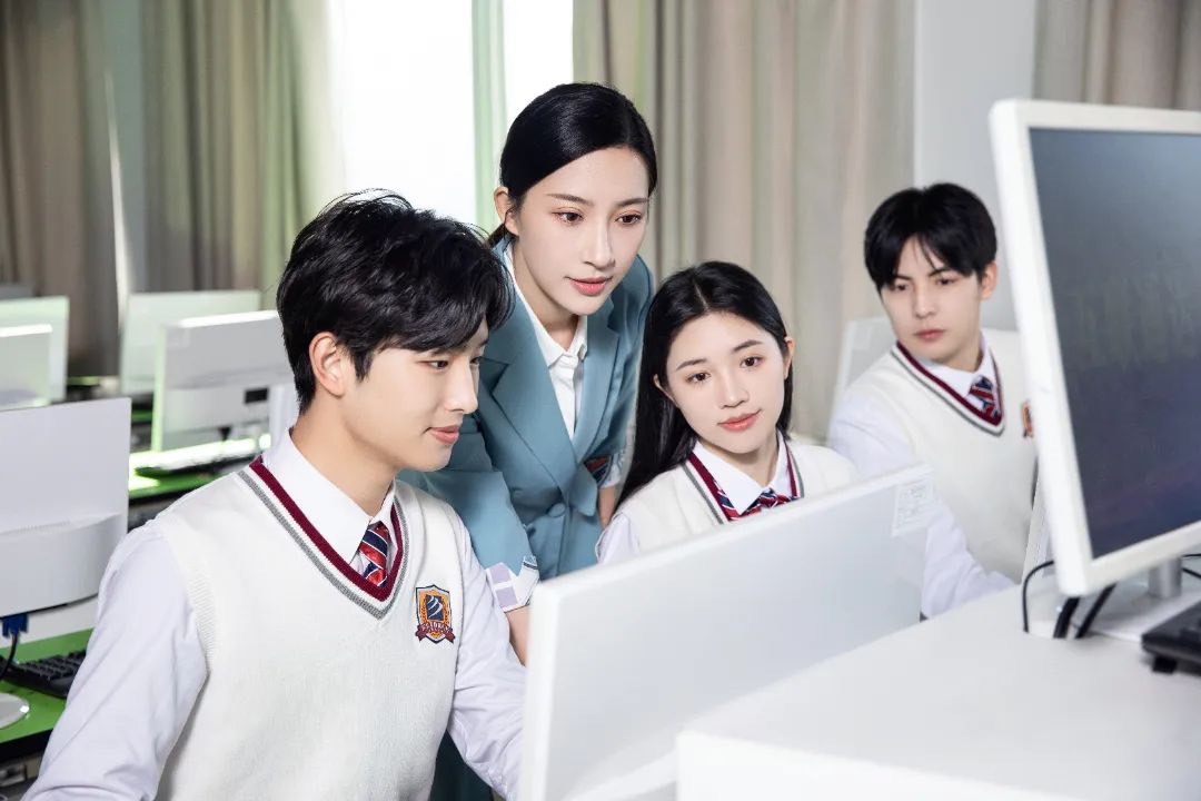 打工的年輕人到學校報名學習網際網路技術。圖/取自:銀川新華電腦軟件學校官網