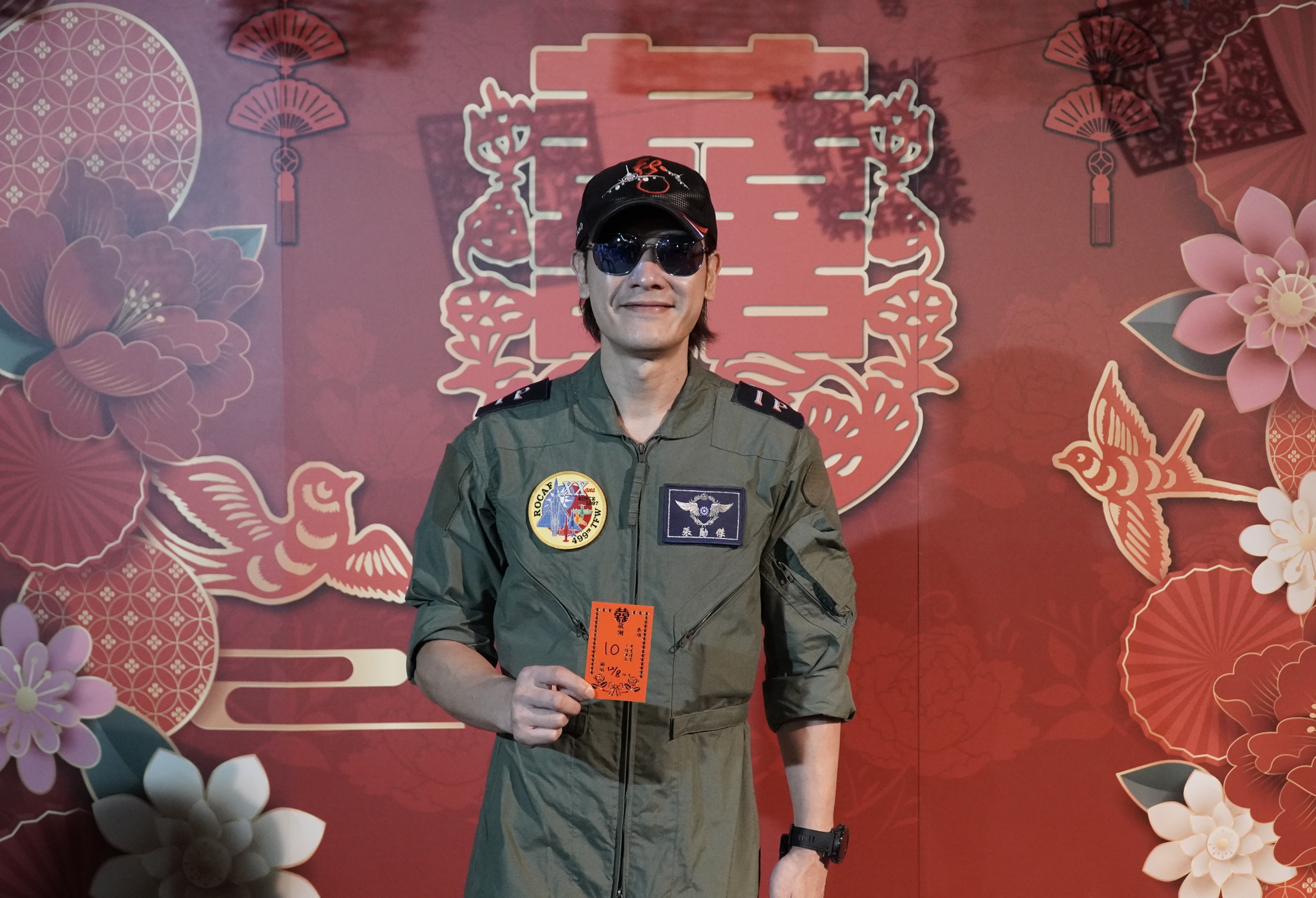 張勛傑穿著空軍服來觀劇，透露自己曾唸過空軍官校。圖/金星文創提供
