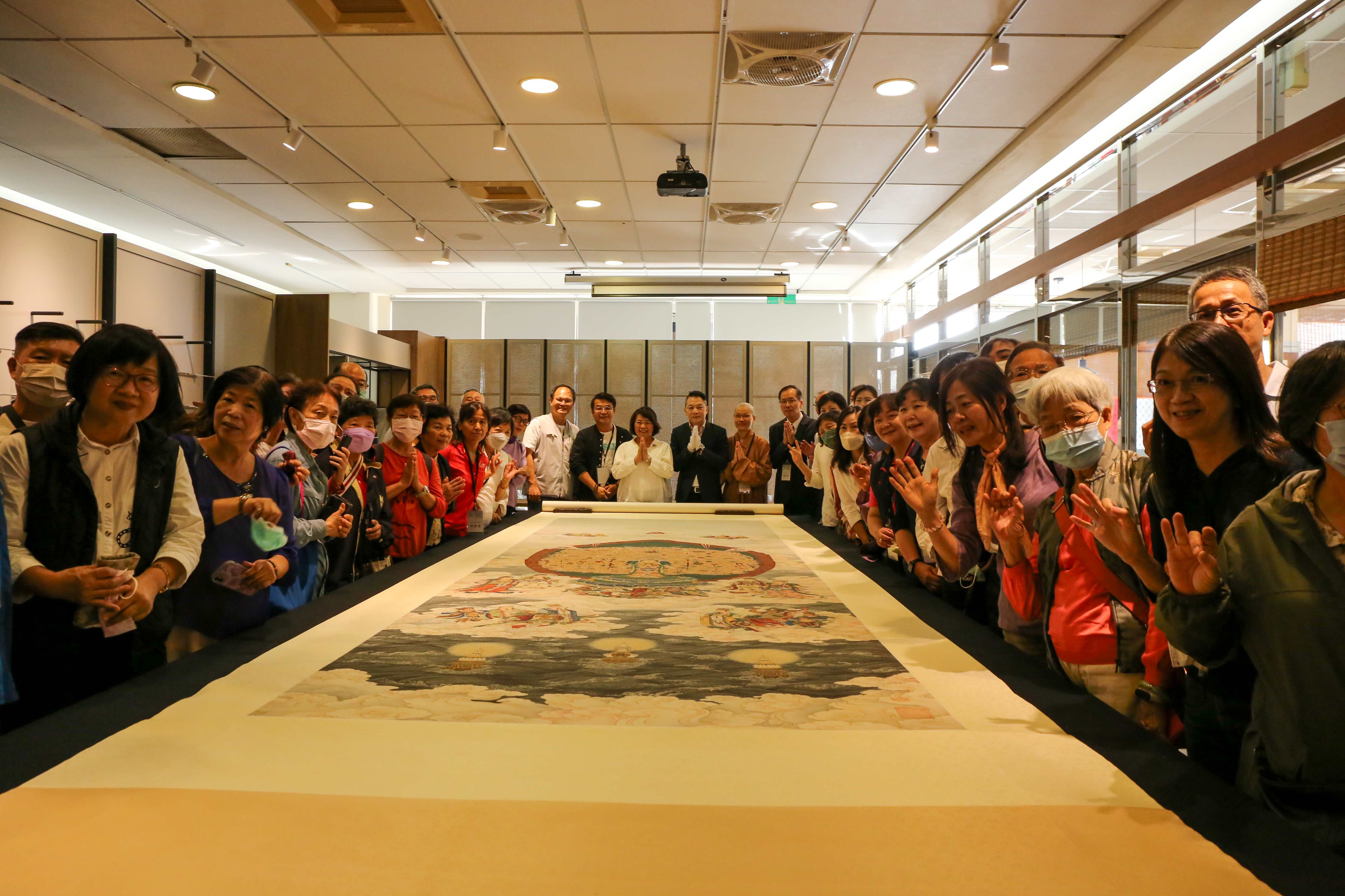 展覽開幕式特別展出夏荊山巨幅畫作《千手千眼觀音》。（圖/夏荊山文化藝術基金會提供）