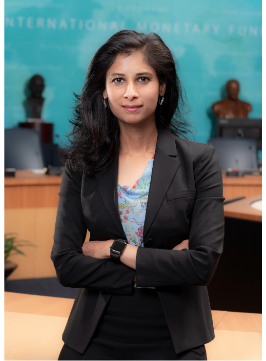 IMF第一副總裁吉塔‧戈皮納特（Gita Gopinath）指出，美國和中國的緊張關係改寫全球經濟遊戲規則。（圖/取自IMF官網）