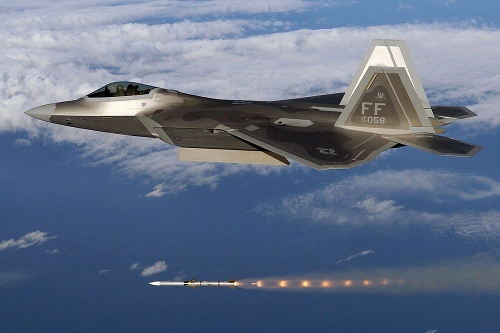 F-22戰鬥機可搭載AIM-9X響尾蛇飛彈。圖／取自洛馬公司網站