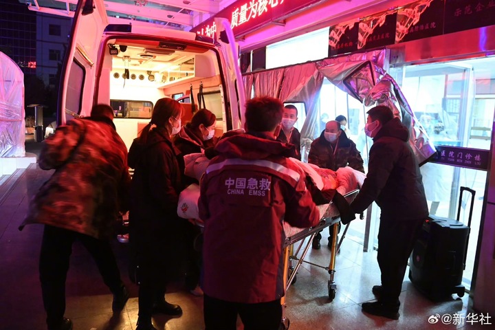 淺層地震威力強大，至少已造成111人死亡。圖/取自新華社《微博》