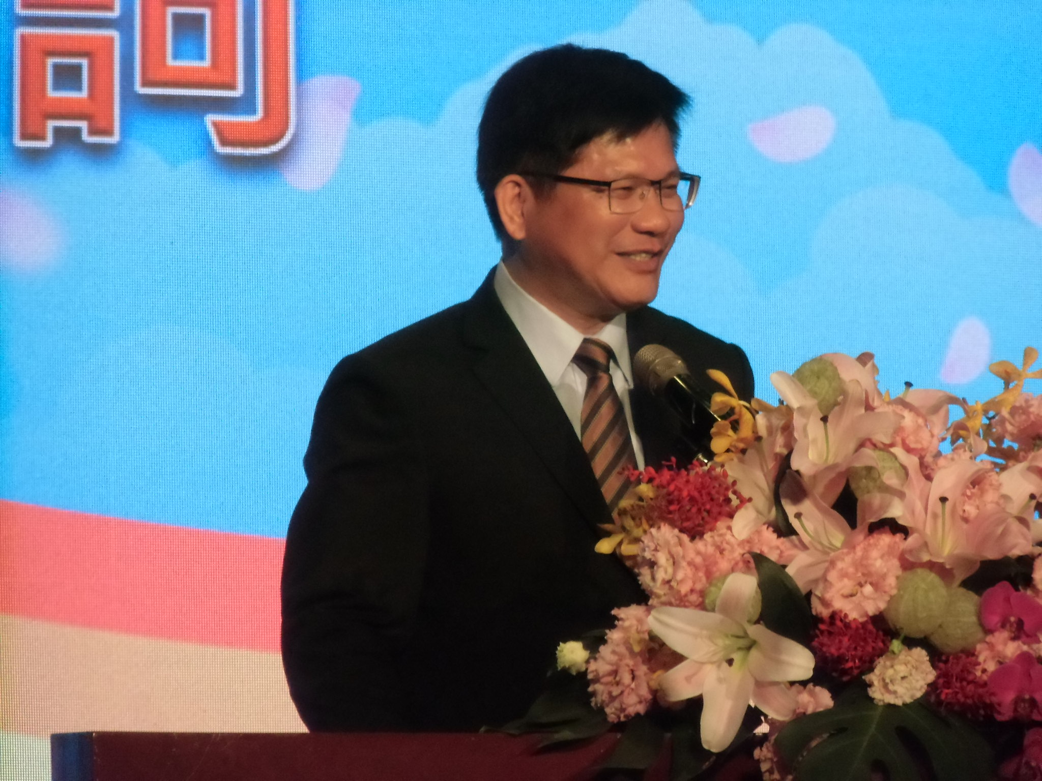 總府統秘書長林佳龍今天接受媒體採訪表示，年輕人對綠不滿但又看不起國民黨，而柯文哲又有魅力，難以操作棄保。圖/翻攝林佳龍臉書