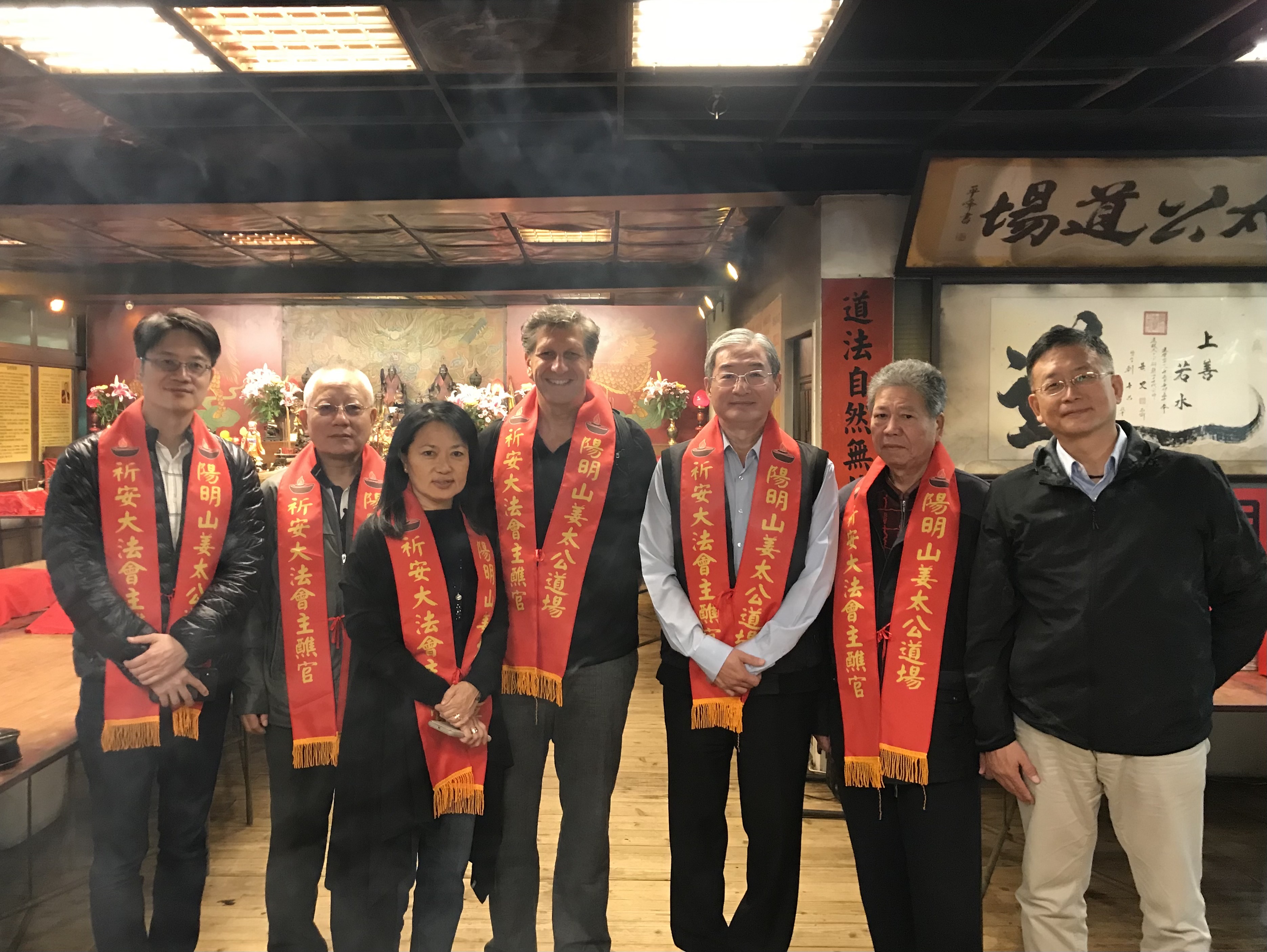 全球最大比特幣交易所Bitfinex執行長方雋哲(中)到陽明山姜太公道場參拜。（圖/姜太公道場提供）