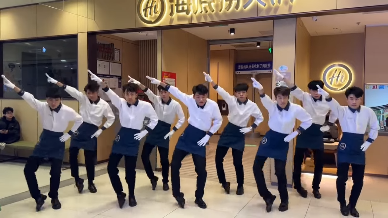 海底撈店員跳科目三，引發顧客兩極反應。圖/翻攝自Haidilao Guys Dancing KEMUSAN _tiktok