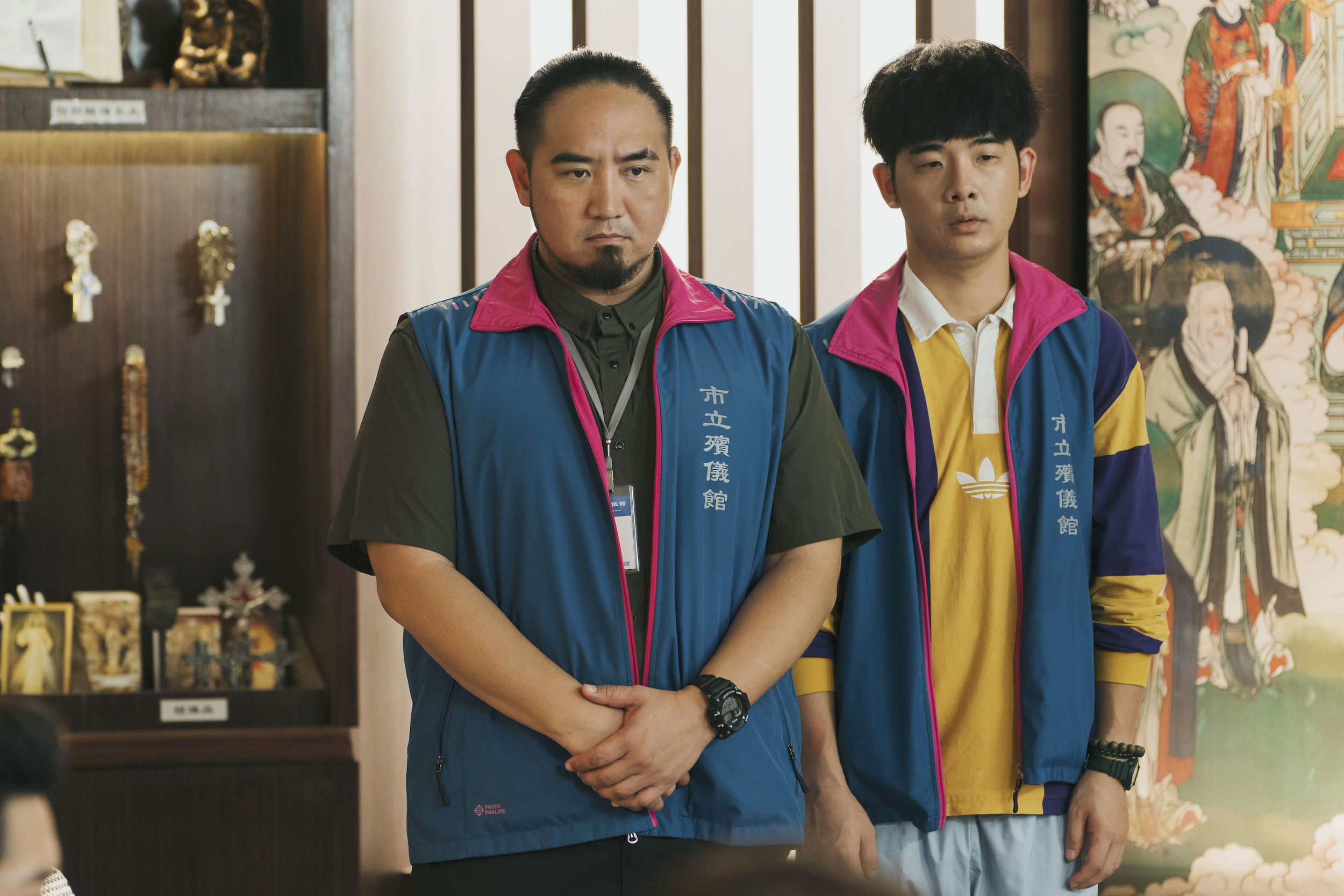《你好，我是接體員》當中菜鳥胡瑋杰（右）剛到職就，被Matzka（左）騙去接「遺體」嚇歪。圖/草舍文化提供