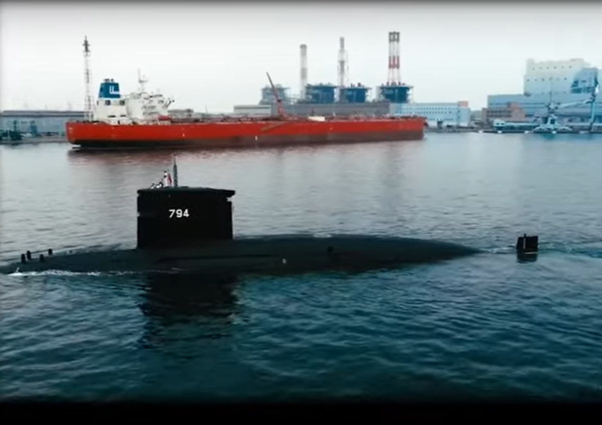 海軍艦隊指揮部所轄256戰隊海虎潛艦,今(21)日午間實施浮航固定時,因瞬間湧浪過大,造成陳姓少校等6名官兵不慎落水,目前已救起人,另3人持續搜索中。圖/翻攝畫面