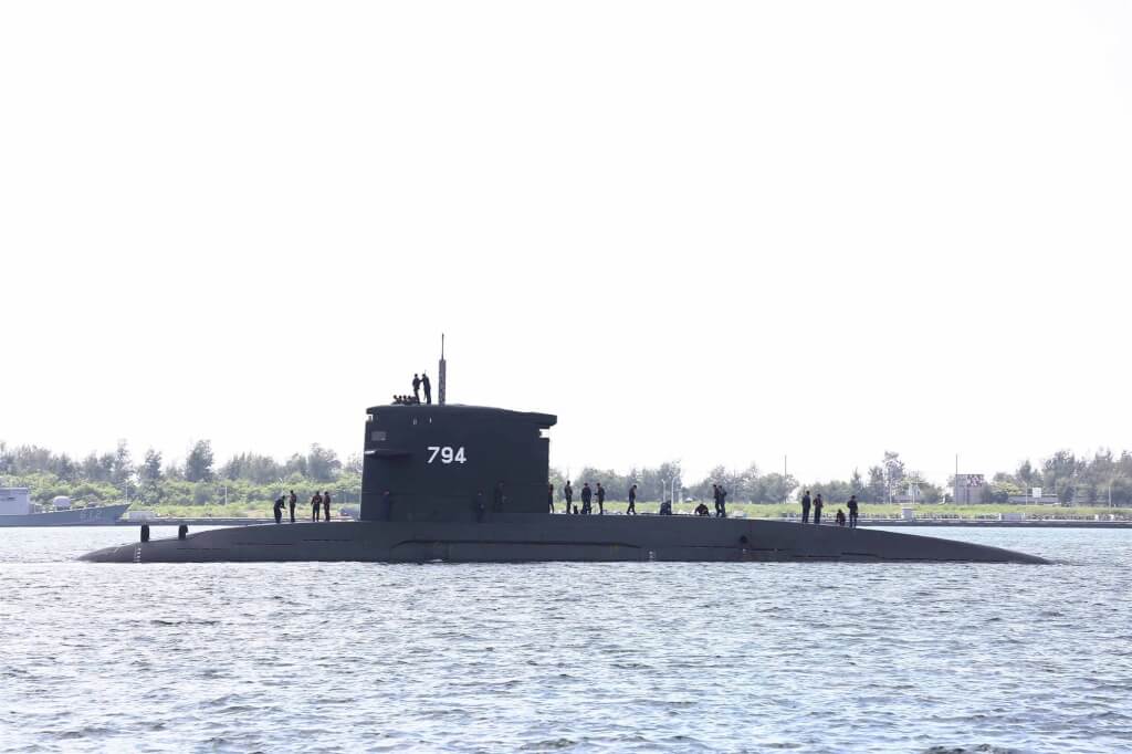 海軍艦隊指揮部所轄256戰隊海虎潛艦，昨（22）日午間在實施浮航固定時，因瞬間湧浪過大，造成陳姓少校等6名官兵不慎落水，目前3人獲救，但仍有3名士官下落不明。圖/中央社
