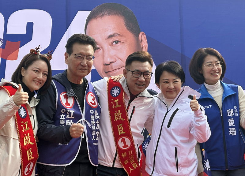國民黨副總統參選人趙少康（左二）今天至台中為黨籍立委參選人江啟臣（中）站台時又再次口誤，在批評賴清德時因講太快，脫口說出「江啟臣是台灣和平的恐怖分子。」圖/中央社