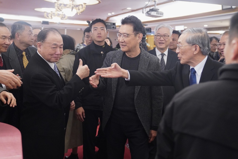 國民黨副總統候選人趙少康（前中）25日下午在台北出席行憲紀念日外交感恩茶會，向退休外交官致意。圖／中央社