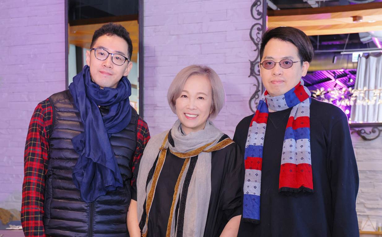 熊美玲為紀念先夫林秋離推出紀念專輯，與二兒子林語堂（左）、大兒子林雨果（右）去接受心理諮商。圖/創客音樂工作室提供