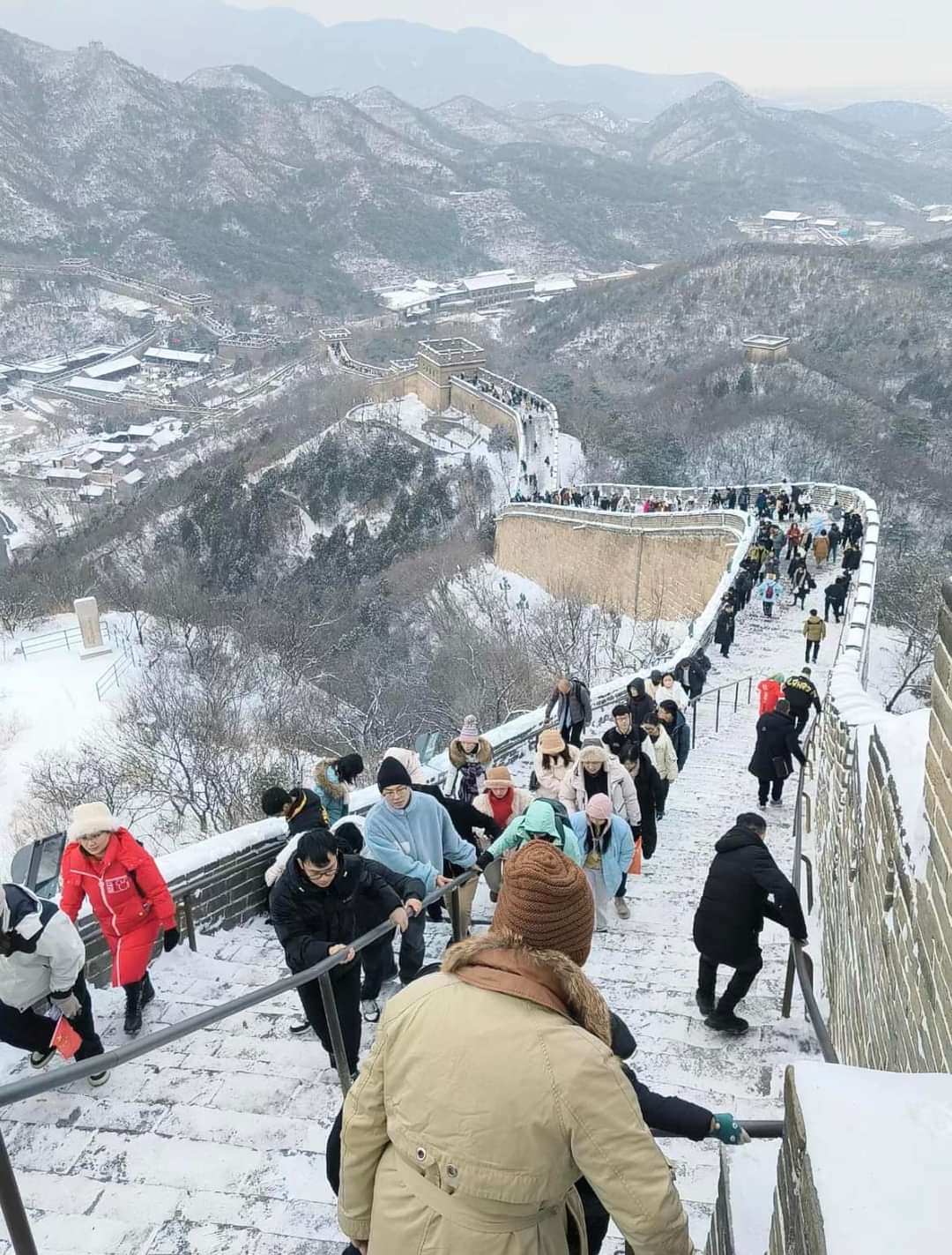 民眾冒雪爬長城。圖/取自哈利（互fo） 《推特》