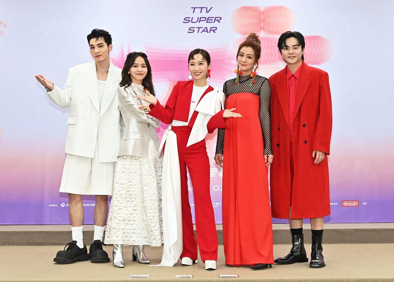 《2024超級巨星紅白藝能大賞》總主持人由才剛獲得3金主持肯定的Lulu黃路梓茵擔綱總主持人，紅隊由莎莎、許富凱領軍，白隊則是陳明珠、黃偉晉搭檔。圖/台視提供