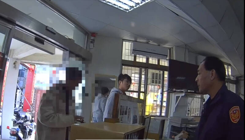 黃男陪妻子到警局報案，卻在拿出證件時從皮夾掉出毒品，遭警方依違反毒品危害防制條例移送法辦。圖／翻攝畫面