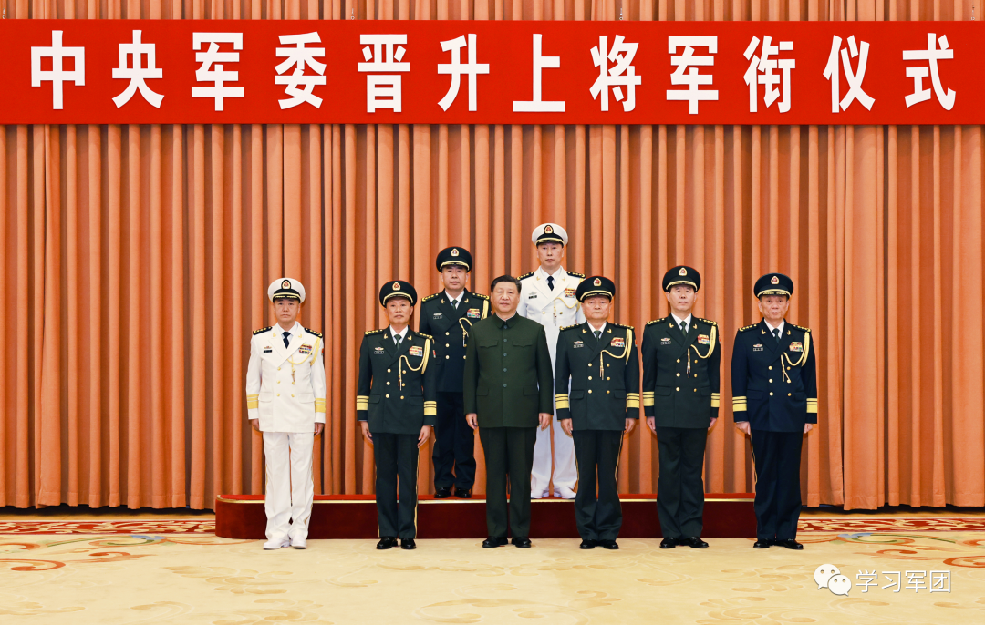中共中央軍委主席習近平25日晉升南部戰區政委王文全、海軍司令員胡中明為上將。圖/取自解放軍報