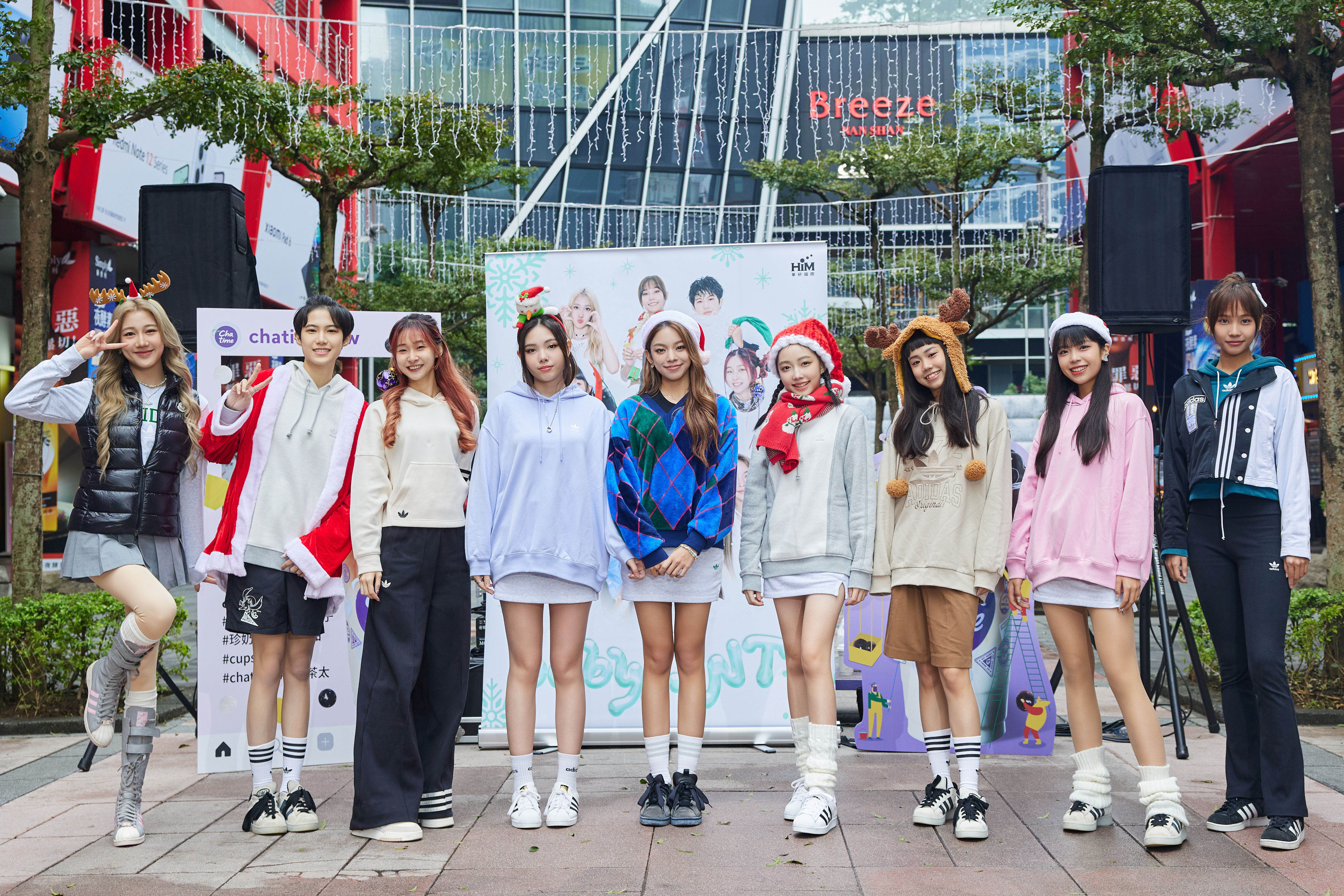babyMINT團員左起：晶晶，言菱、熙妍、Vikky、粼粼、栩栩、品妡、丞妘、萩璇 ，洗腦神曲創造食物新組合。圖/華研國際提供