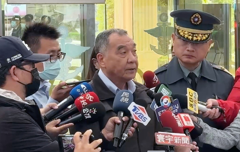 國防部上午召開記者會坦言，海虎潛艦落海失蹤的3名士官，當時是要救援已經落海的同袍也不慎落海，目前海空軍仍全力搜索。圖為國防部長邱國正日前至醫院探望救援上岸的官兵。圖/中央社