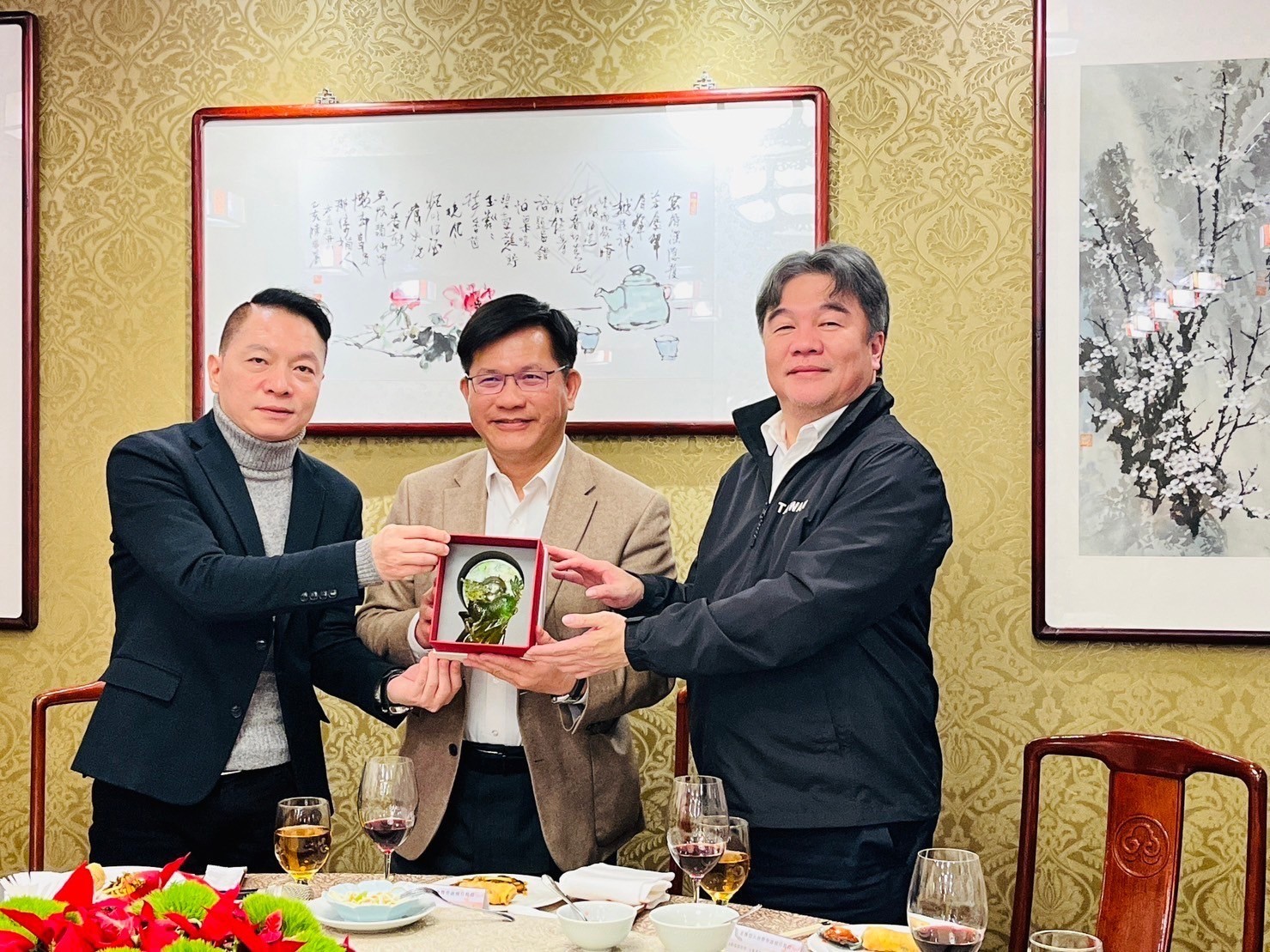 北醫盟邀中華民國醫師公會全國聯合會理事長周慶明出任新任北醫盟常務理事，期許將來能因其從醫經驗帶動更多合作與改革。圖左至右為北醫盟理事長趙忠傑、總統府秘書長林佳龍、北醫盟榮譽理事長 王必勝。圖／北醫盟提供