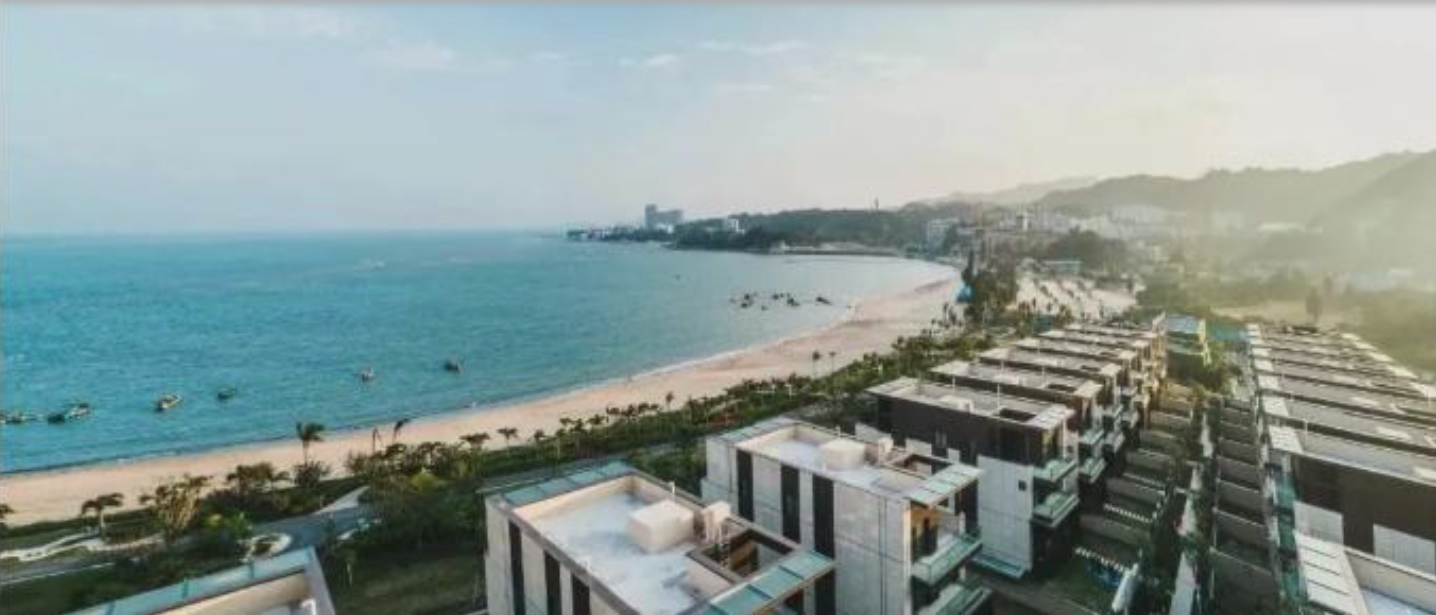 中共國安部公布境外間諜偷拍的海軍基地照片，從海灘上的椰子樹，推測是海南三亞。圖/取自中共國安部微信公眾號