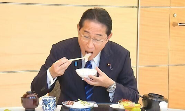 日本首相岸田文雄8月下旬公開吃海鮮挺水產養殖業。圖/取自日本國首相官邸官方《臉書》