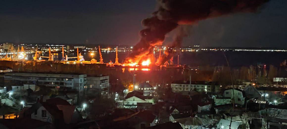 烏克蘭軍方表示，俄羅斯黑海艦隊的新切爾卡斯克號大型登陸艦遭烏軍摧毀。圖/取自Marco Bordoni@bordoni_russia