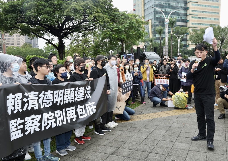 民眾黨不分區立委候選人黃國昌28日前往監察院，檢舉民進黨總統候選人賴清德萬里老家違建從未誠實依法申報。圖/中央社