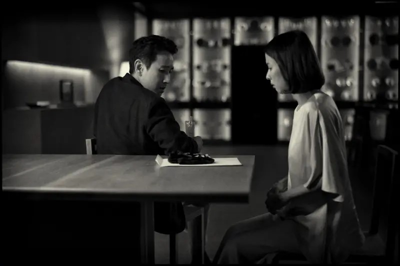 Netflix臨時釋出《寄生上流》黑白版緬懷李善均演技。CATCHPLAY+上亦有《寄生上流：黑白版》可供觀賞。圖/翻攝自Naver
