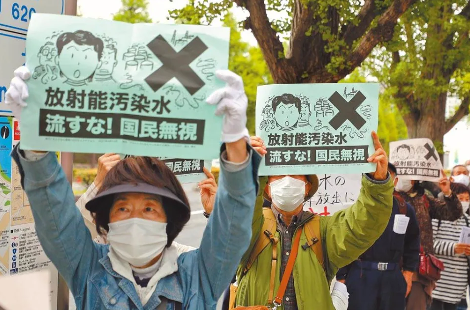日本政府無視反對聲音，將福島核污水排入海。圖為去年日本民眾聚集東京首相官邸外舉牌反對日本政府的決策。取自新華社
