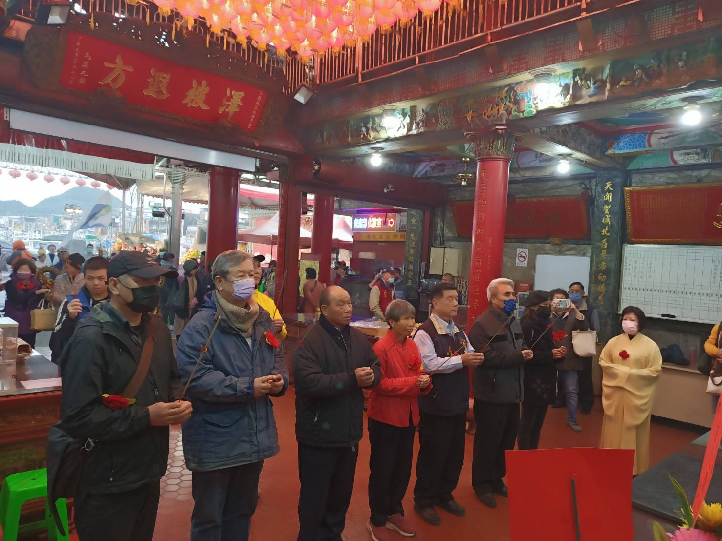 釣魚台教育協會及漁民向南方澳南天宮媽祖行謝願敬拜儀式，感謝南天宮媽祖護佑繪本《拚無人島》順利完成。圖／寧鳴生攝