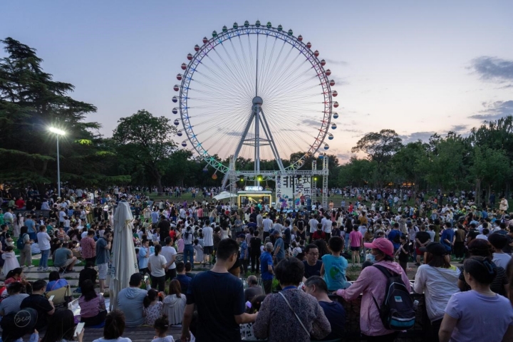 今夏，音樂愛好者在北京東城區舉辦音樂會。圖/趙明攝