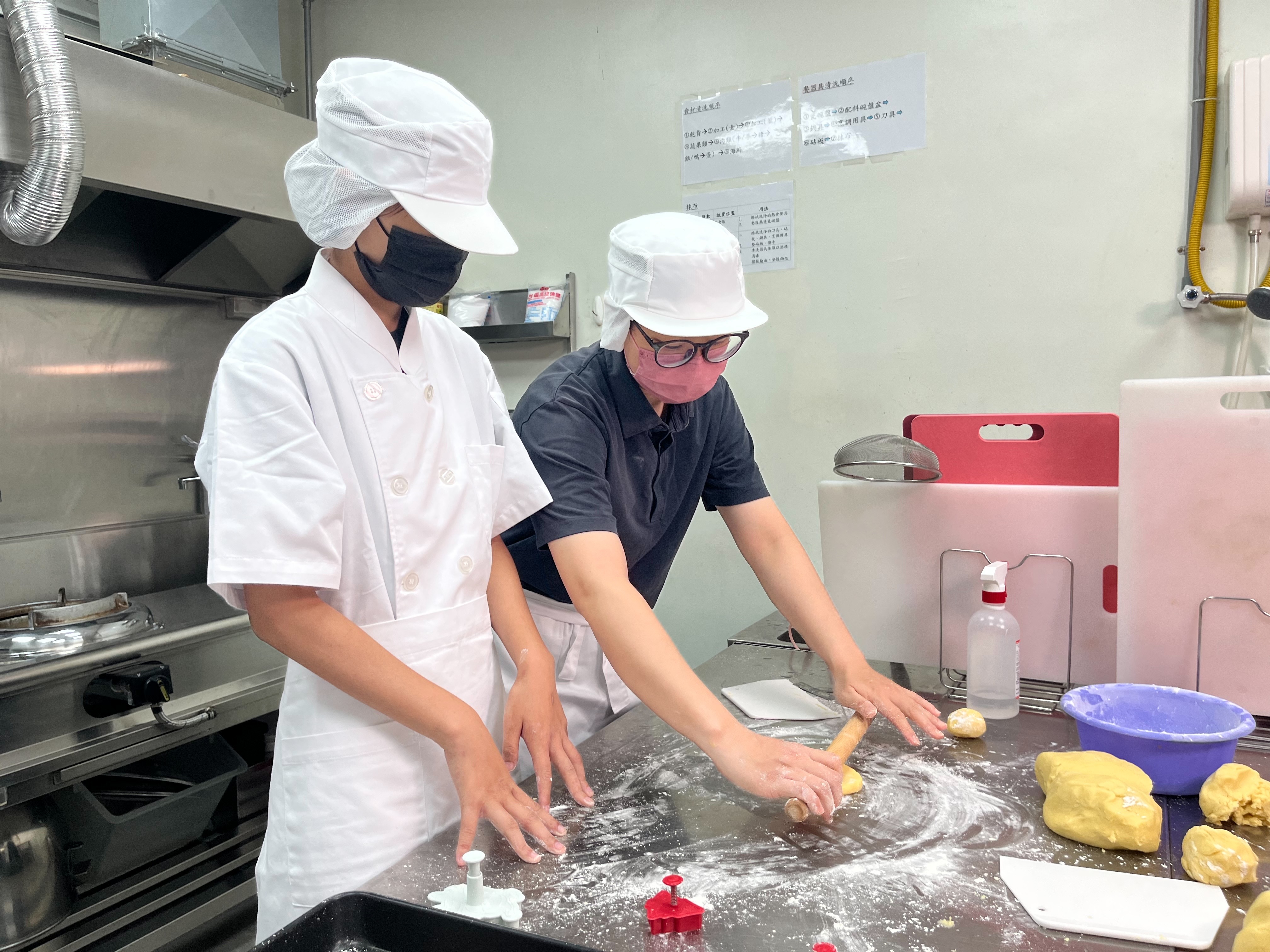 啡嚐不可青年咖啡店長悉心指導學員製作餅乾。圖/頂新和德文教基金會提供