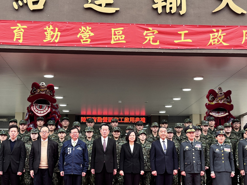 總統蔡英文（前左5）28日由行政院副院長鄭文燦（前左3）等人陪同，主持「國軍育勤營區完工啟用揭牌典禮」。 中央社