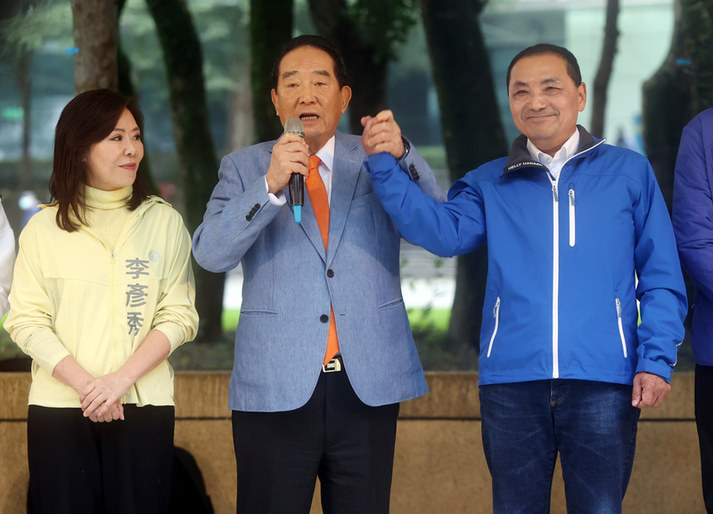 宋楚瑜與侯友宜同台表態支持。圖/中央社